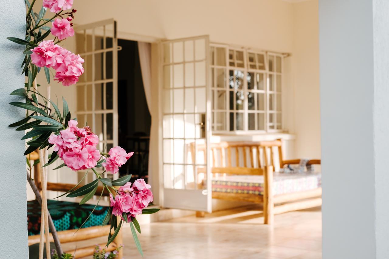 The Guinea Fowl Bed & Breakfast Ентебе Екстериор снимка