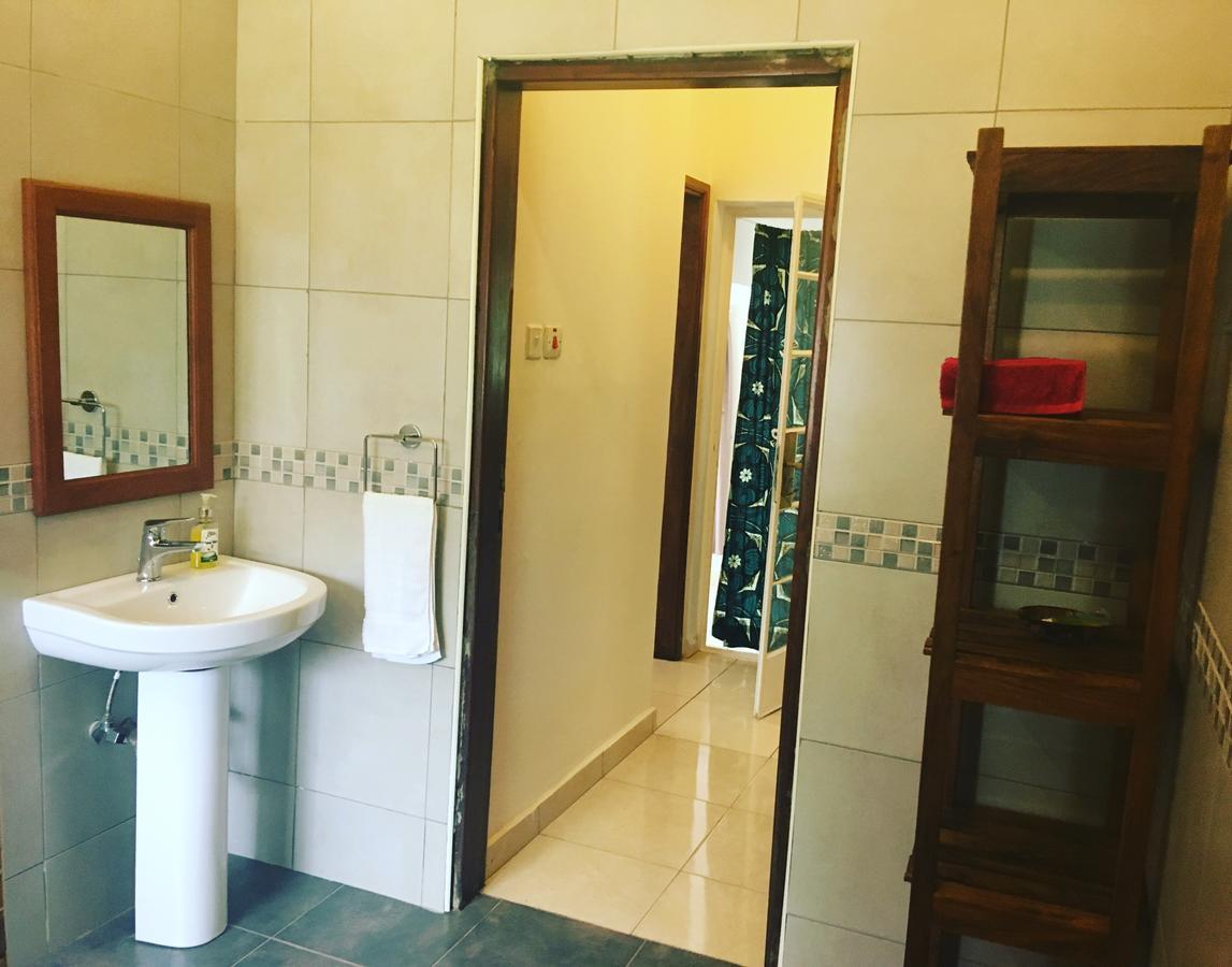 The Guinea Fowl Bed & Breakfast Ентебе Екстериор снимка